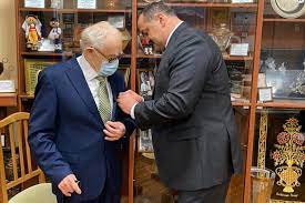 Сергей Меликов вручил  Мураду Кажлаеву медаль Героя Труда